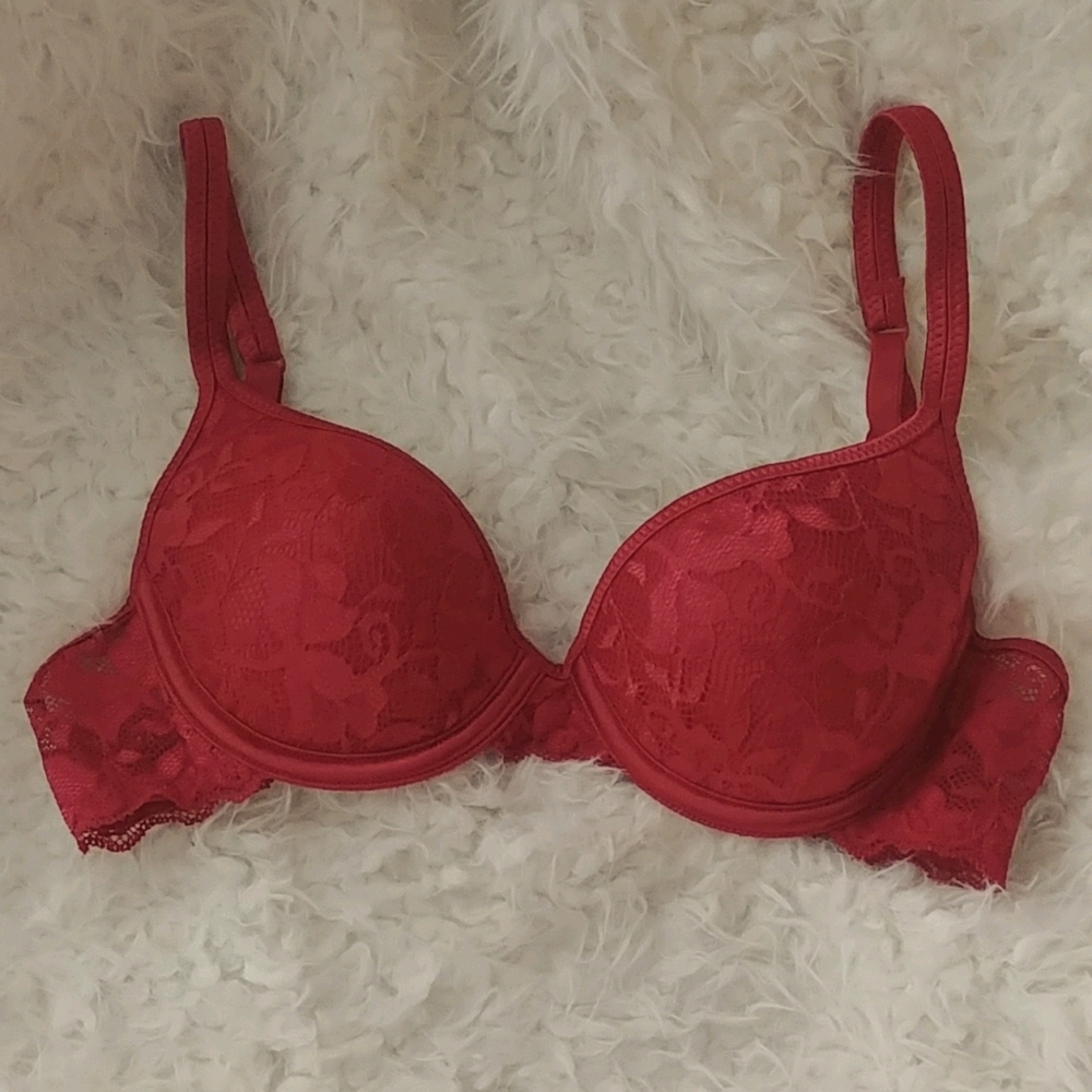 💋CLOSET CLOSE OUT💋
💋Sexy Red Lacy Bra 34A 💋